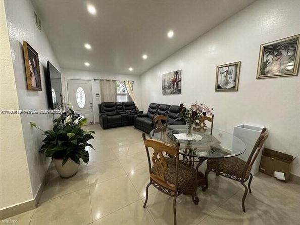 17652 NW 76th Ct, Hialeah FL 33015