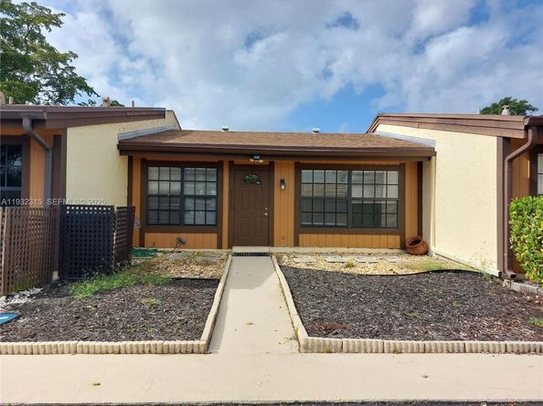 2320 Elm Ct, Pembroke Pines FL 33026