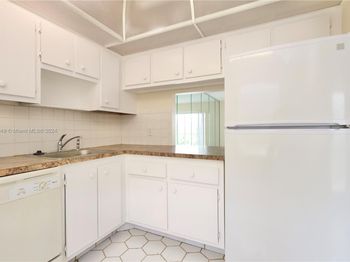 1040 Country Club Dr