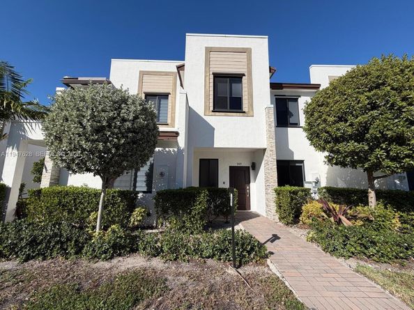 909 NE 211th St, Miami FL 33179