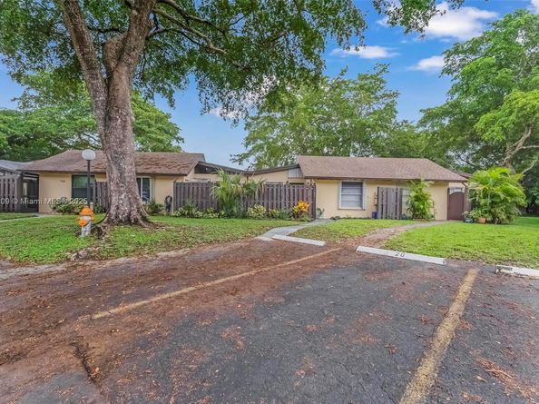 137 Essex Rd 328, Hollywood FL 33024