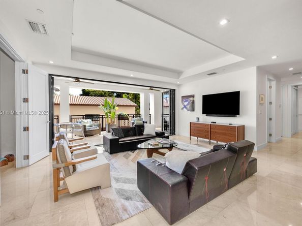 718 Valencia Ave 207, Coral Gables FL 33134