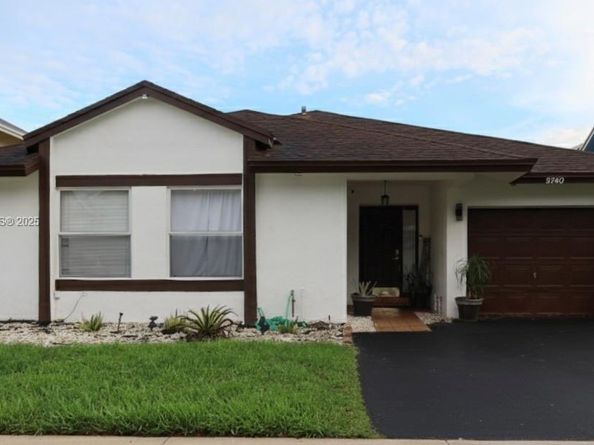 9740 SW 13th St, Pembroke Pines FL 33025