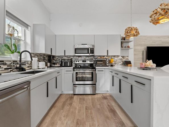 18266 NW 6th St, Pembroke Pines FL 33029