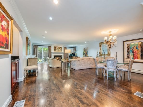 439 Dedham St C, Newton MA 02459
