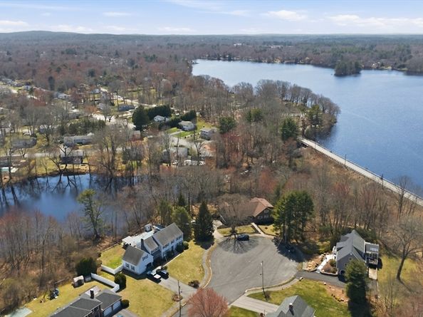 28 Lancelot Ct, Norwood MA 02062