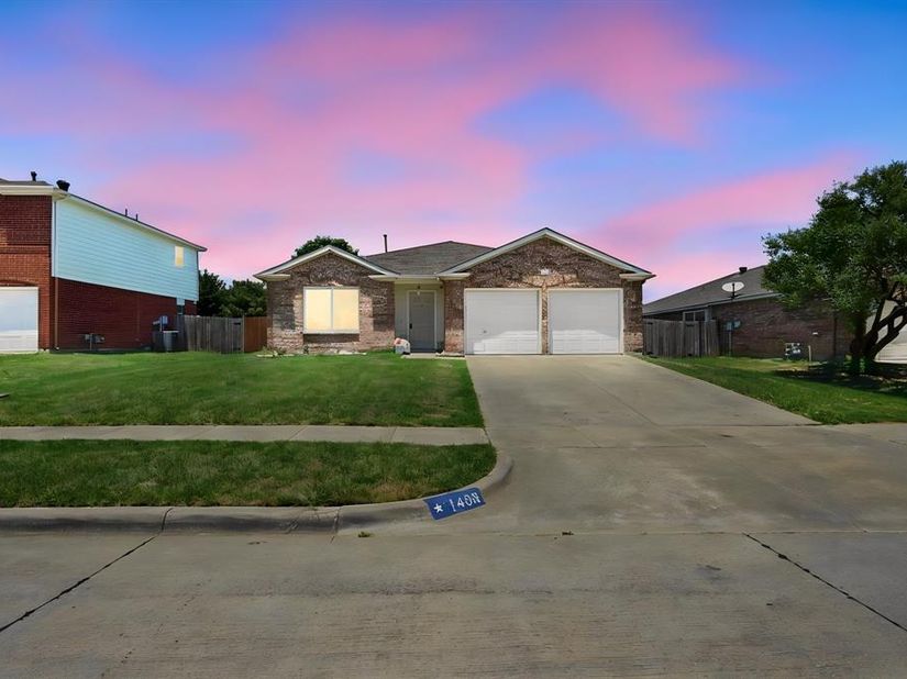 1409  Dundee Drive , Arlington Texas 76002