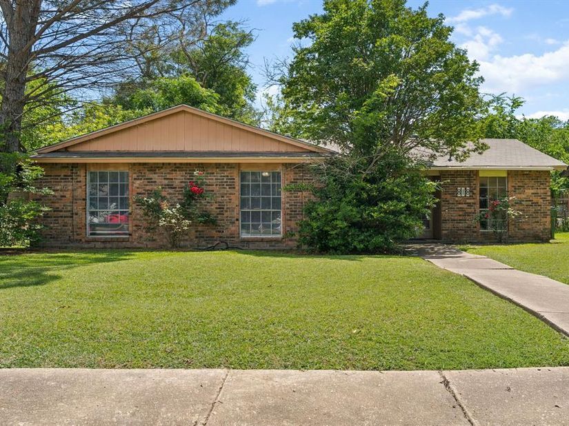 818  Quebec Drive , Garland Texas 75040