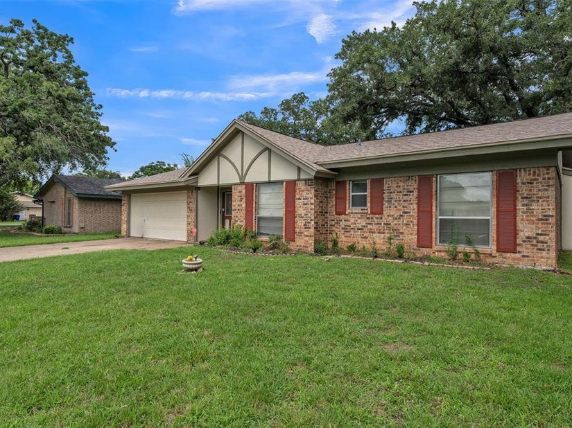 205  Mountain View Drive , Azle Texas 76020