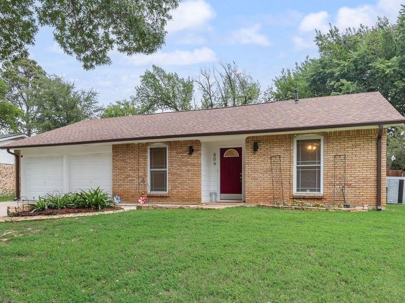 809  Buffalo Drive , Arlington Texas 76013