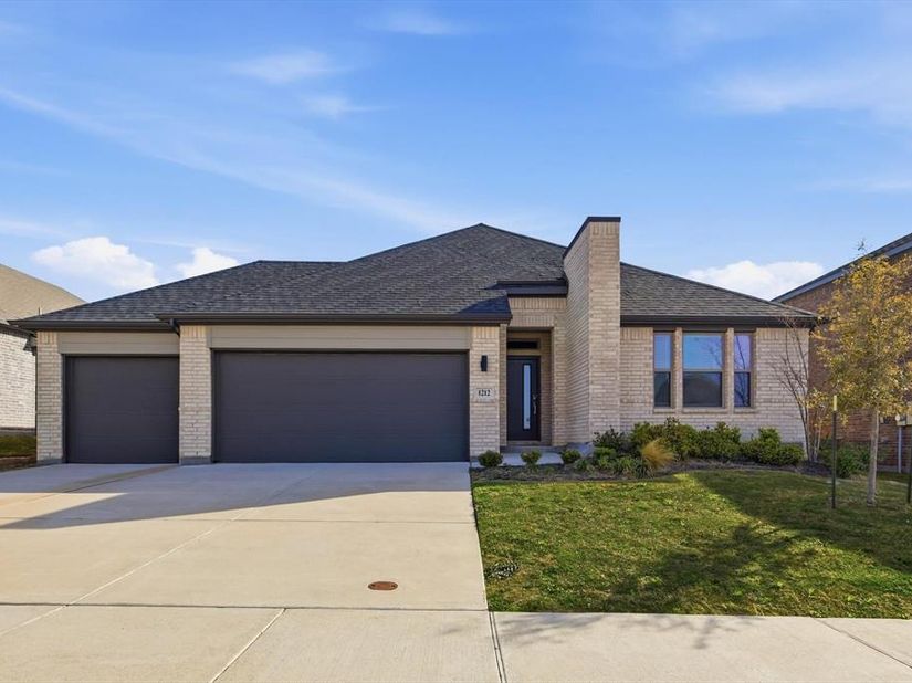 1212  Nuevo Rancho Lane , Fort Worth Texas 76052