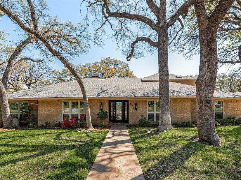 805  Crowley Road , Arlington Texas 76012