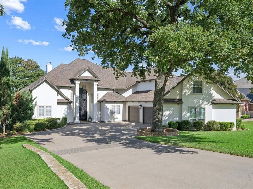 1825  Spinnaker Lane , Azle Texas 76020