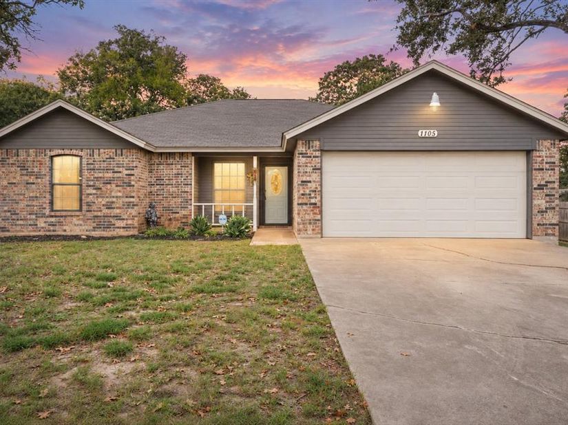 1105  Lakeview Drive , Azle Texas 76020