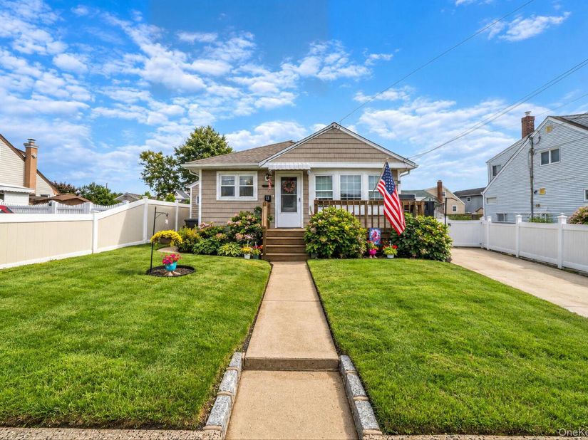 11 E Hollywood Avenue, Lindenhurst NY 11757