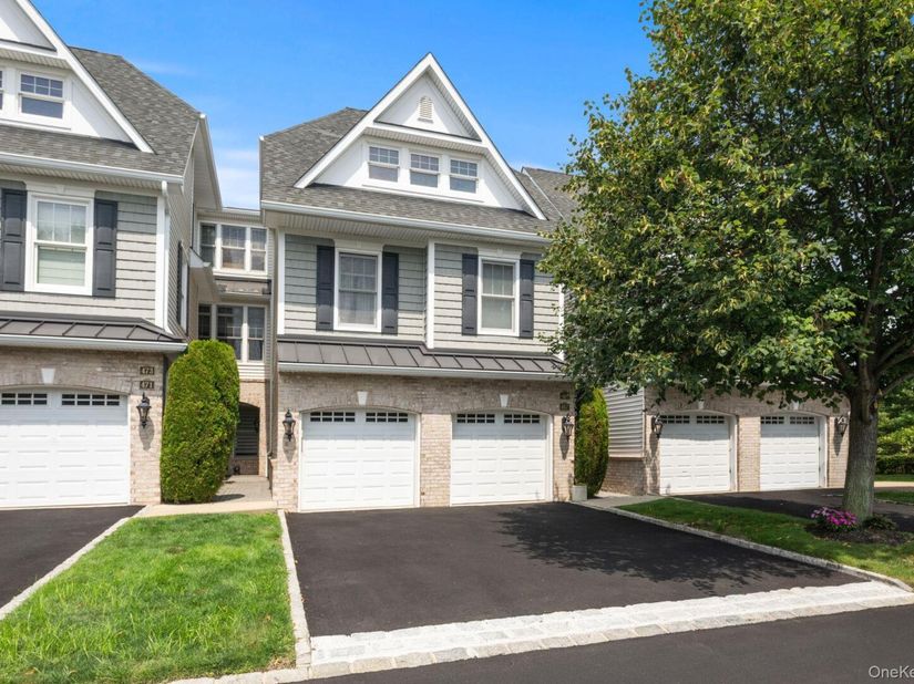 469 Pacing Way, Westbury NY 11590