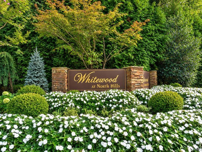19 Woodcrest Drive, Roslyn NY 11576