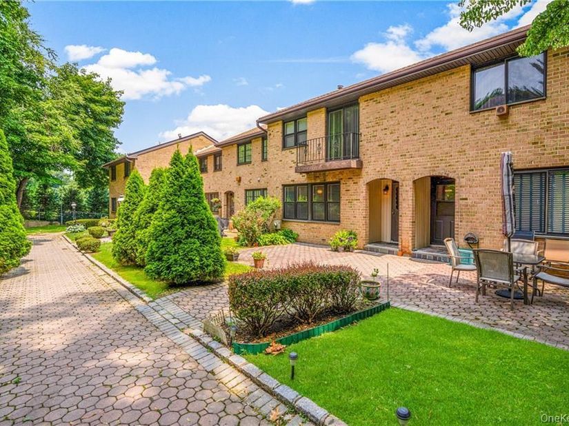 11 Jackson Avenue 27, Scarsdale NY 10583