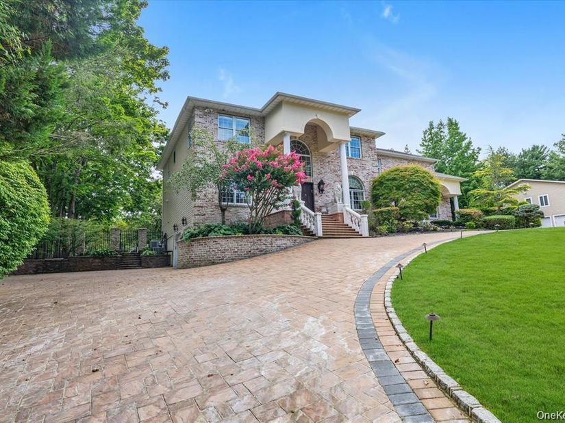 65 Threepence Drive, Melville NY 11747