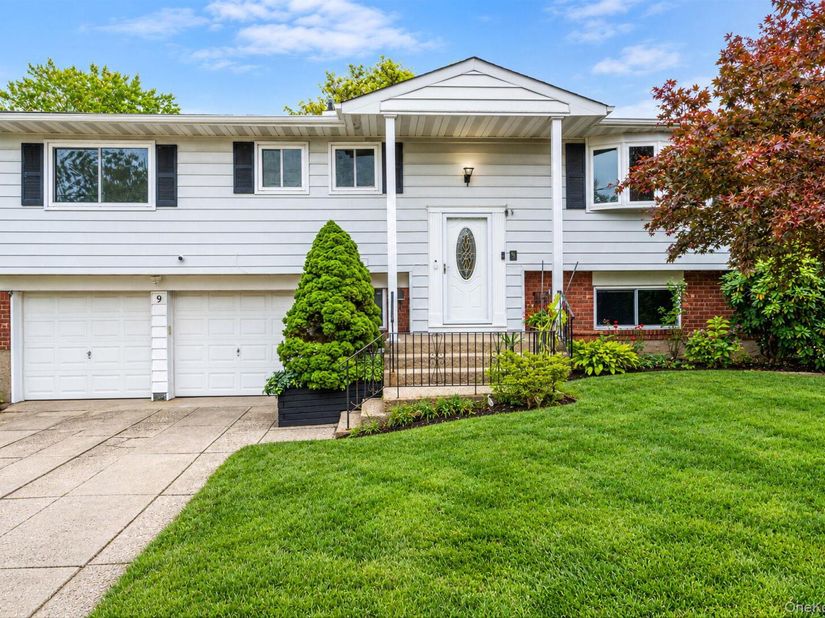 9 Thorman Lane, North Babylon NY 11703