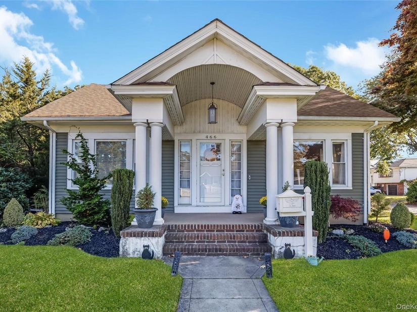 466 N Wellwood Avenue, Lindenhurst NY 11757