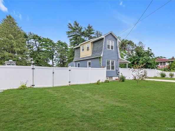 15 Saint Johns Place, West Babylon NY 11704