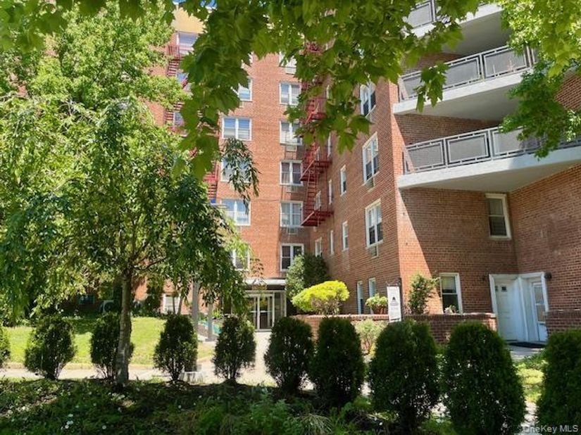 15105 Cross Island Parkway 1D, Whitestone NY 11357