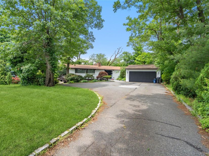 27 Parkway Drive, Roslyn Heights NY 11577
