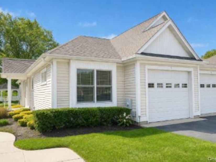 5 White Oak Court 5, Coram NY 11727