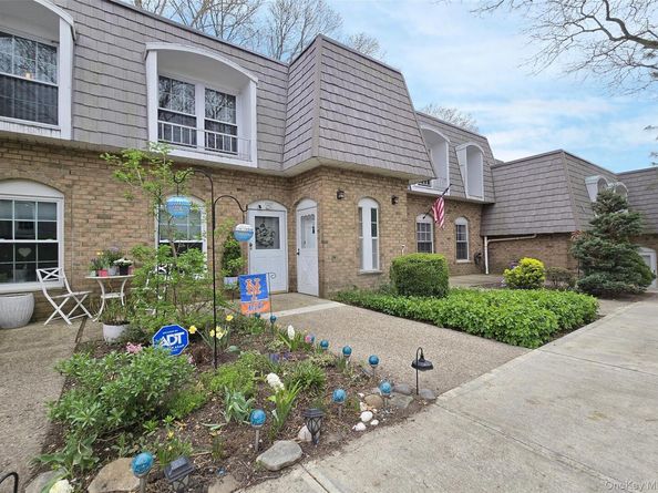 655 Middle Country Road 22E2, Coram NY 11727
