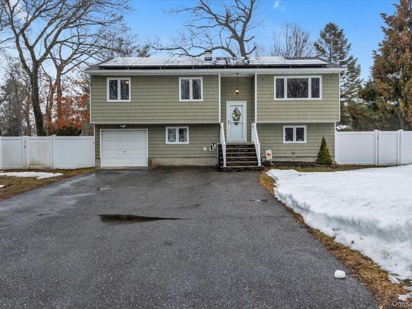 11 17th Avenue, Ronkonkoma NY 11779