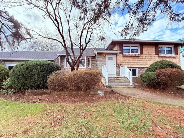 528 Canary Place, North Babylon NY 11703