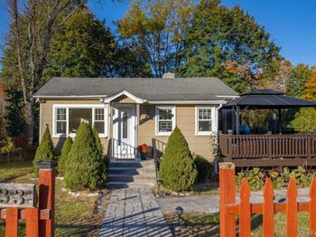 33 Hollowbrook Court N