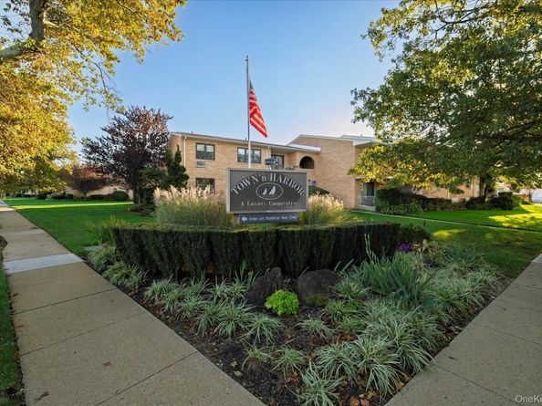 210 Westend Avenue 8A, Freeport NY 11520