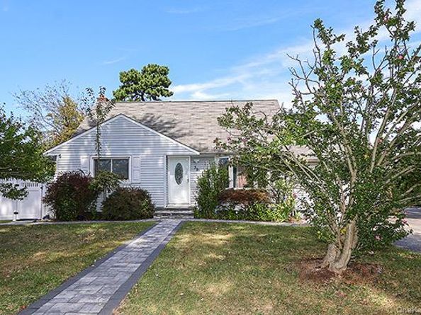39 Inchcape Road, Bay Shore NY 11706