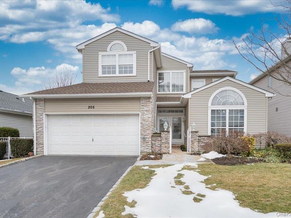 205 Windwatch Drive, Hauppauge NY 11788