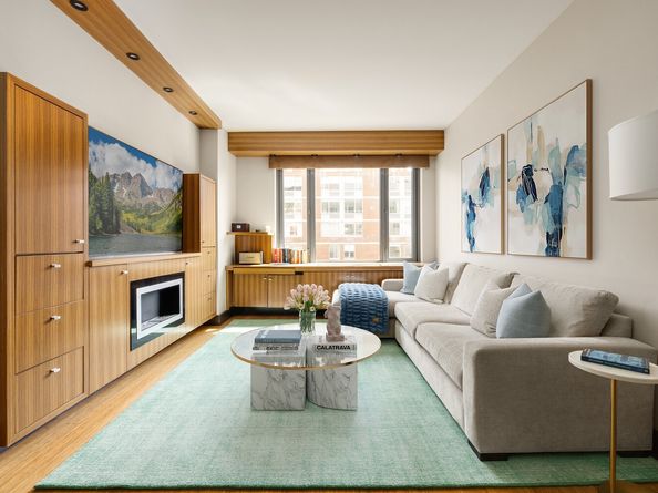 305 West 16th Street 4D, New York NY 10011