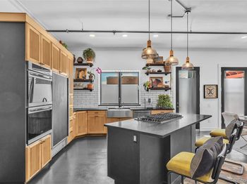 800 W 8th Avenue