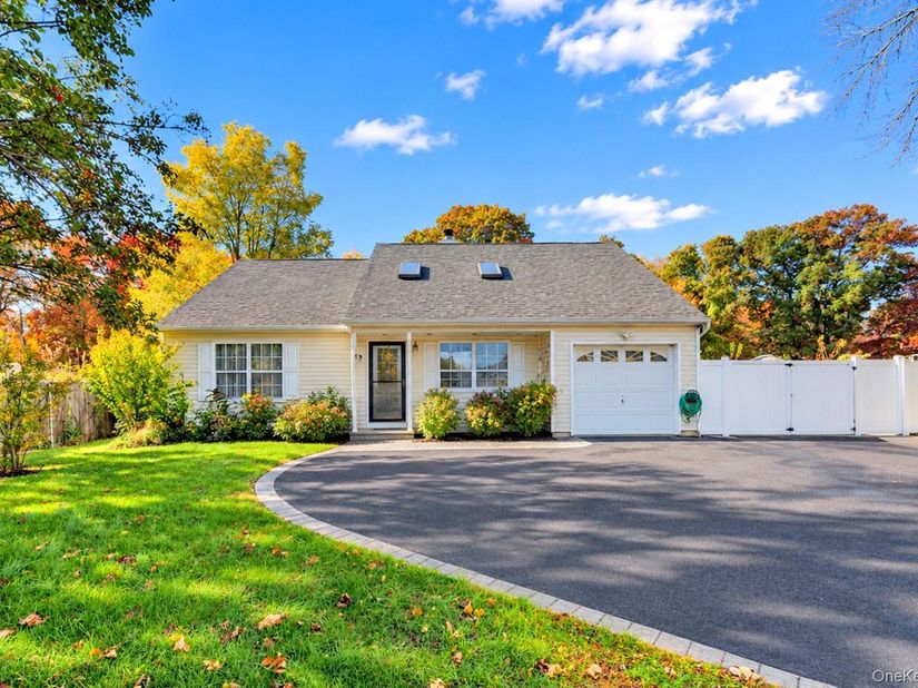 31 Chris Matt Court, Bay Shore NY 11706