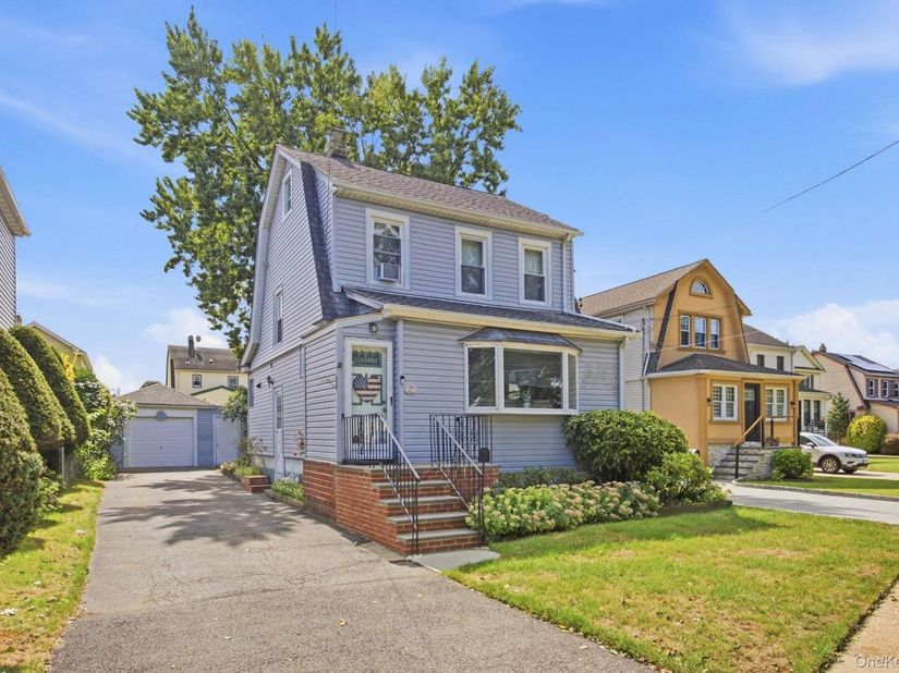27 South Drive, Valley Stream NY 11581