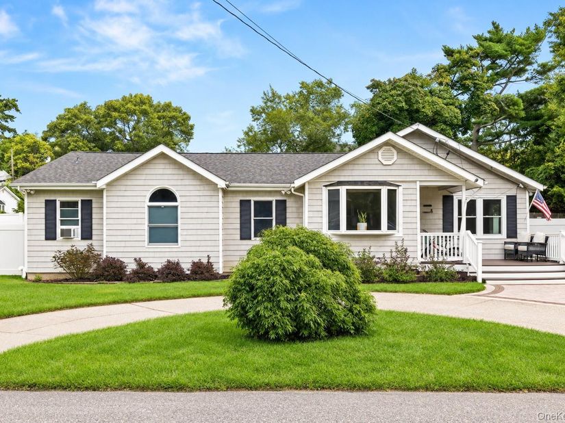 5 Charles Court, Lake Ronkonkoma NY 11779
