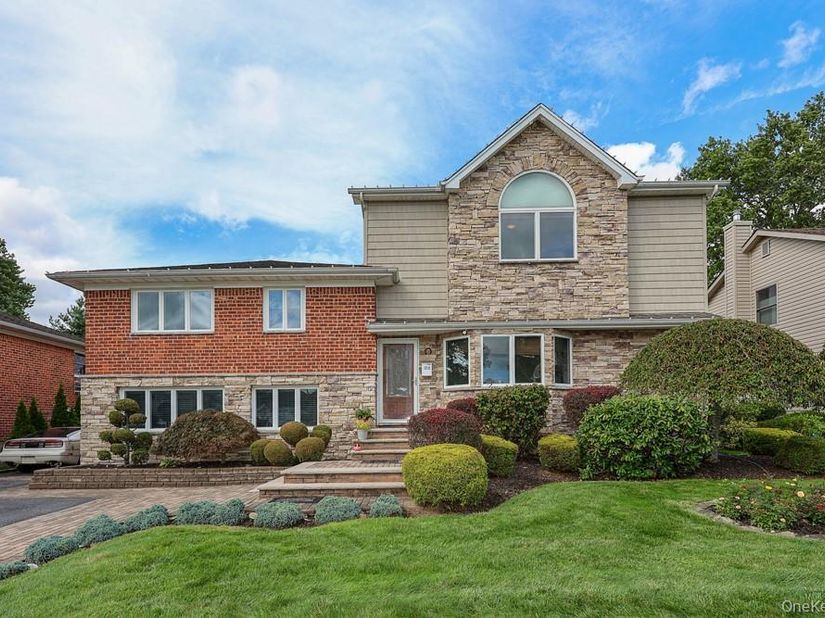 21 Kathleen Drive E, Syosset NY 11791
