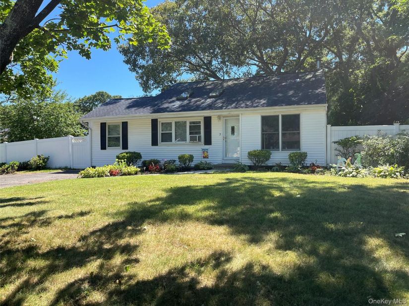 7 Squires Avenue, Port Jefferson Station NY 11776