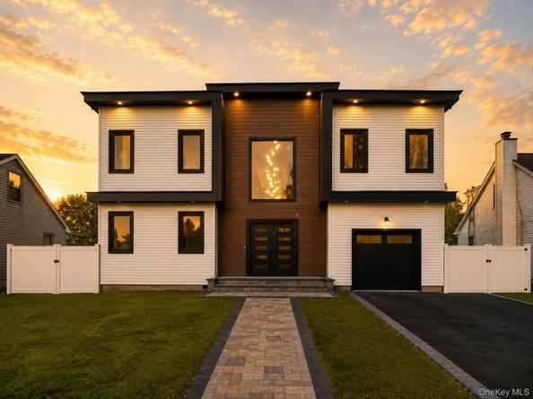 557 Knoll Court, Levittown NY 11783