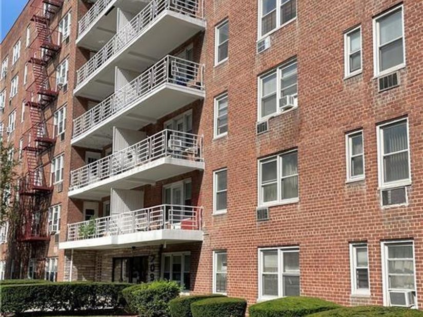 709 Warburton Avenue 7F, Yonkers NY 10701
