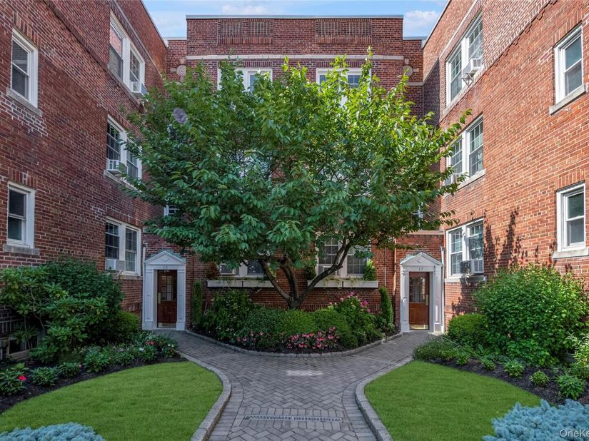 15 Gaynor Avenue 3E, Manhasset NY 11030