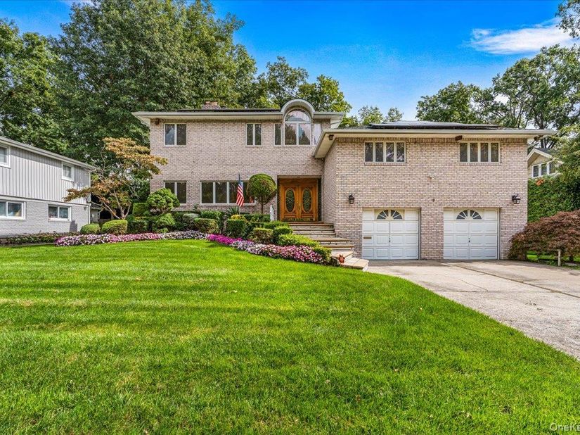 8 Hamilton Drive, Roslyn NY 11576