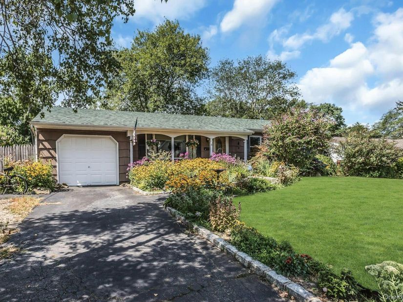 8 Baymens Court, Sayville NY 11782