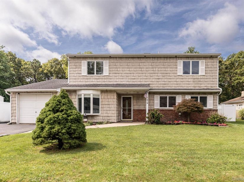 24 Gainsborough Road, Holbrook NY 11741