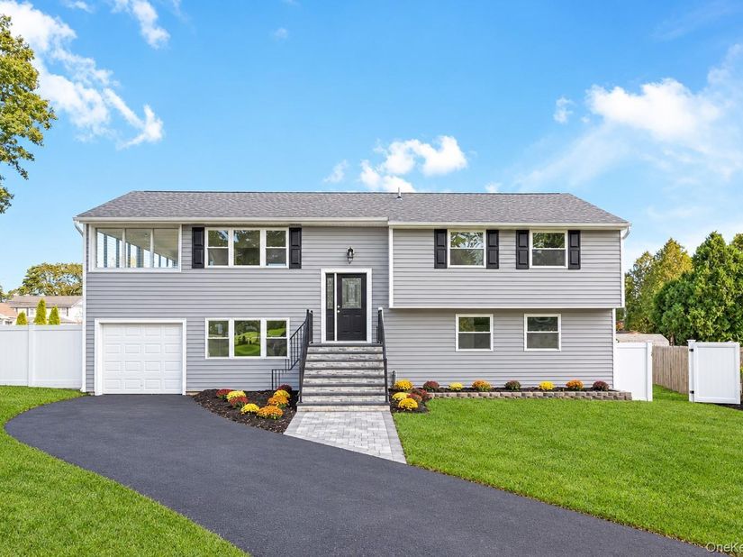 11 Bell Court, Ronkonkoma NY 11779